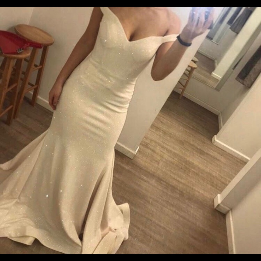 #55187 Jovani White Size 4 Gown - Prom/Pagaent - Picture 1 of 16